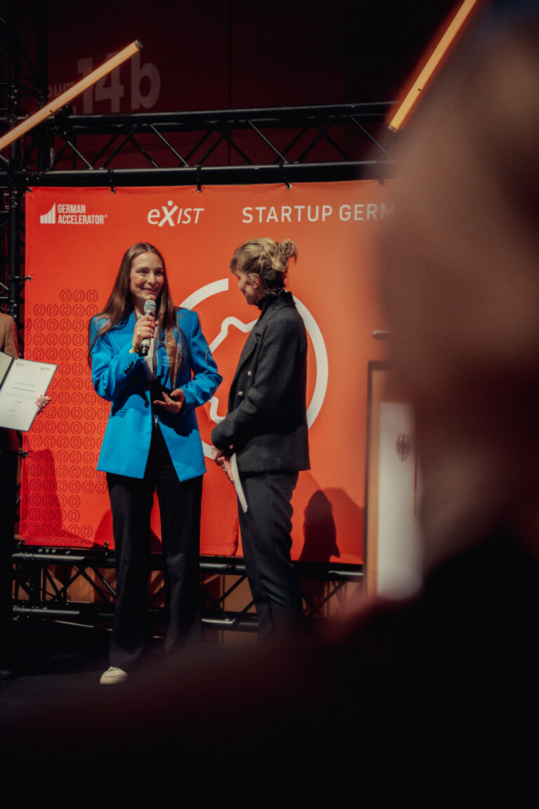 Katharina Haas of INLEAP Photonics receives the “Digital Startup of the Year 2025” award.