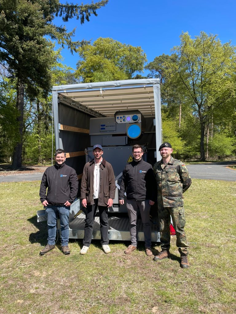 l.t.r.: Dr.-Ing. Marius Lammers (CEO INLEAP Photonics GmbH), Nikolai German (Innovation Manager CIH), Dr.-Ing. Felix Wellmann (CTO INLEAP Photonics GmbH), Robert Hoffmann (Project Manager CIH) in front of the effector INLEAP® FASTLIGHT® SHIELD