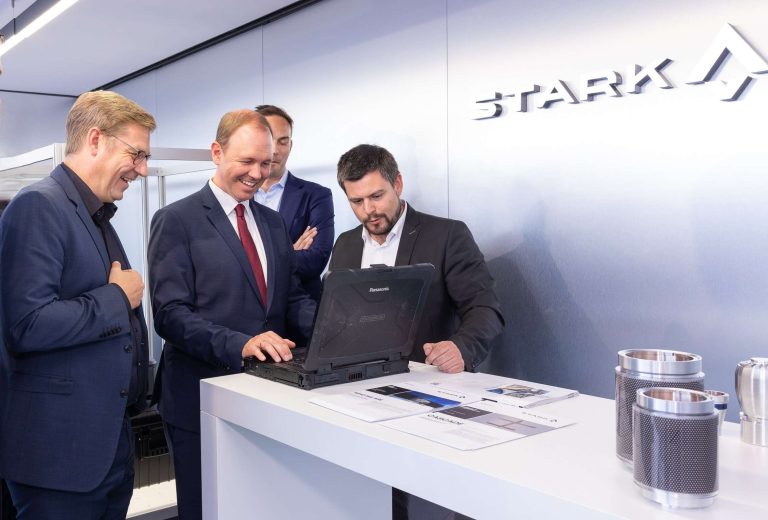 Live demonstration of laser-based C-UAS technology at ILA (left to right): Jan-Patrick Helmsen (CSO, STARK Defence), Nils Hilmer (State Secretary, German Federal Ministry of Defence), Uwe Horstmann (CEO, STARK Defence), Dr.-Ing. Marius Lammers (CEO, INLEAP Photonics)