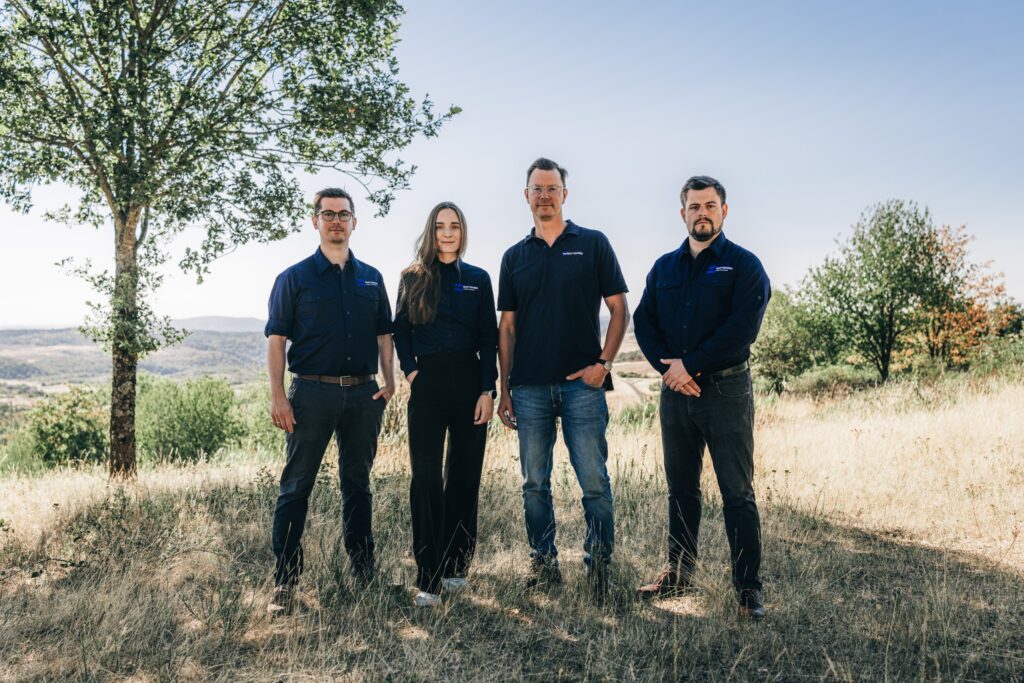 f. l. t. r.: Dr.-Ing. Felix Wellmann (Founder & CTO), Katharina Haas (CFO), Frank Feldkeller (CSO), Dr.-Ing. Marius Lammers (Founder & CEO) / Copyright: "Cyber Innovation Hub der Bundeswehr"